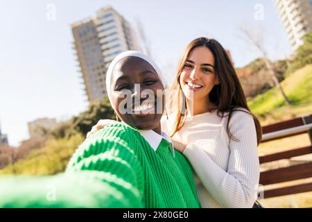 Selfie von zwei jungen Freundinnen, die Spaß haben Stockfoto