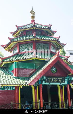 Die Muhammad Cheng Ho Moschee Surabaya ist ein Moschee-Gebäude, das einem Tempel ähnelt. Dieses Gebäude befindet sich im Bereich des Mehrzweckgebäudes ​​a. Stockfoto