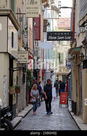 Antibes, Frankreich - 12. November 2022: Kleine Straßen im Zentrum von Antibes im Süden Frankreichs Stockfoto
