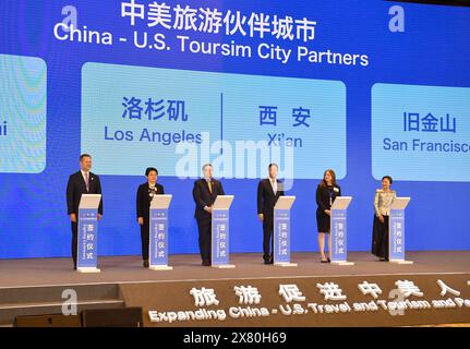 (240522) -- XI'AN, 22. Mai 2024 (Xinhua) -- dieses Foto vom 22. Mai 2024 zeigt eine Unterzeichnungszeremonie von China-USA Tourism City Partners während des 14. China-USA Gipfeltreffen zur Führung des Tourismus in Xi'an, Provinz Shaanxi im Nordwesten Chinas. Das Gipfeltreffen wurde am Mittwoch in Xi'an eröffnet, mit dem Motto "Erweiterung China-USA Reise und Tourismus und Austausch zwischen den Menschen." Sie wird gemeinsam vom chinesischen Ministerium für Kultur und Tourismus, der Volksregierung der Provinz Shaanxi, dem US-Handelsministerium und Brand USA veranstaltet. (Xinhua/Shao Rui) Stockfoto