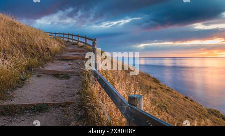 Hallett Cove Hill Trail entlang der Küste mit Meerblick bei Sonnenuntergang, South Australia Stockfoto