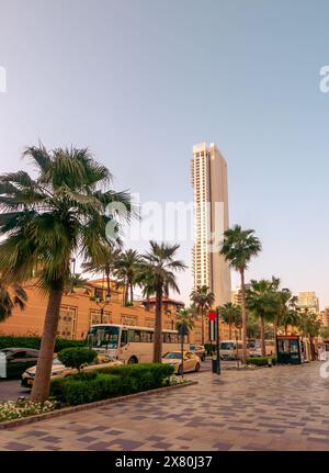 Straßenblick auf den JBR Walk, Dubai, Vereinigte Arabische Emirate. Stockfoto