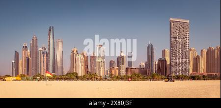 Ein Panoramablick auf die Skyline von Dubai vom Strand aus, Vereinigte Arabische Emirate. Stockfoto