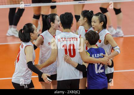 Manila, Philippinen. Mai 2024. Die Spieler Vietnams feiern, nachdem sie im Pool-B-Spiel zwischen der Chinesen Hongkong und Vietnam beim Asian Women's Volleyball Challenge Cup 2024 in Manila, den Philippinen, am 22. Mai 2024 einen Punkt erzielt haben. Quelle: Rouelle Umali/Xinhua/Alamy Live News Stockfoto