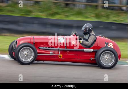 Klaus Dold in seinem Maserati 6 cm 1936 während des Parnell Cup. 2024 Goodwood 81. Mitgliederversammlung, Sussex, Vereinigtes Königreich Stockfoto