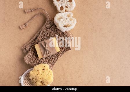 Umweltfreundliche Badezimmerzubehör. Flache, umweltfreundliche natürliche Luffa, Seifenriegel, Meeresschwamm und Jute-Waschlappen. Null-Abfall-Konzept. Stockfoto