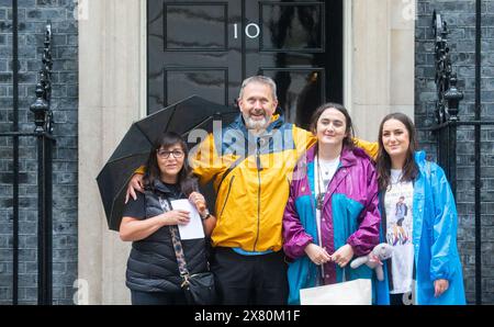 London, England, Großbritannien. Mai 2024. FIGEN MURRAY, Mutter von Martyn Hett in der Manchester Arena, kommt mit (von links nach rechts) Ehemann Stuart Murray in die Downing Street, London. und die Töchter Nikita Murray und Louise Webster, um einen Brief über das Martyn'sche Gesetz an Nummer 10 zu übergeben, nachdem sie 200 Meilen von der Stelle nach London laufen, wo ihr Sohn in Manchester getötet wurde. Quelle: ZUMA Press, Inc./Alamy Live News Stockfoto