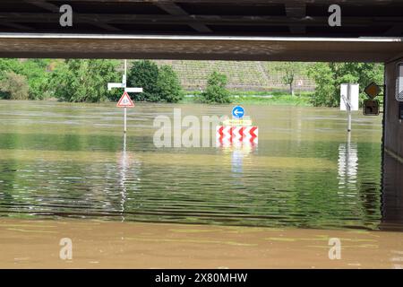 Hochwasser unter einer Brücke im Moseltal, Mai 2024 Stockfoto