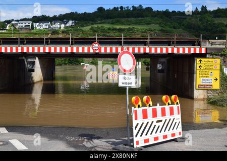 Hochwasser unter einer Brücke im Moseltal, Mai 2024 Stockfoto