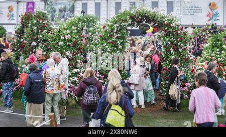 London, Großbritannien. Mai 2024. Der große Pavillon ist mit vielen beschäftigt, die Zuflucht vor dem Regen suchen. Nach dem gestrigen Pressetag mit herrlicher, warmer Sonne hat heute in der Chelsea Flower Show am Nachmittag viel Regen erlebt, aber die Besucher scheinen sowieso das Beste daraus gemacht zu haben. Quelle: Imageplotter/Alamy Live News Stockfoto