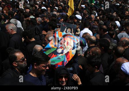 Teheran, Iran. Mai 2024. Die Iraner nehmen an einer Beerdigungszeremonie für den verstorbenen Präsidenten Ebrahim Raisi und seine Gefährten Teil, die am Sonntag bei einem Hubschrauberabsturz in einer bergigen Region im Nordwesten des Landes in Teheran getötet wurden. Der oberste Führer des Iran führte am Mittwoch die Beerdigung für den verstorbenen Präsidenten des Landes, den Außenminister und andere, die beim Hubschrauberabsturz ums Leben kamen, als Zehntausende später einer Prozession ihrer Schatullen durch die Hauptstadt Teheran folgten. Quelle: ZUMA Press, Inc./Alamy Live News Stockfoto