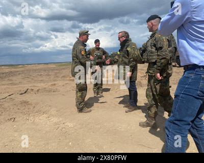 Pabrade, Litauen. Mai 2024. Bundesverteidigungsminister Boris Pistorius (SPD) wird von deutschen Soldaten auf dem Militärübungsplatz begrüßt. Quelle: Alexander Welscher/dpa/Alamy Live News Stockfoto