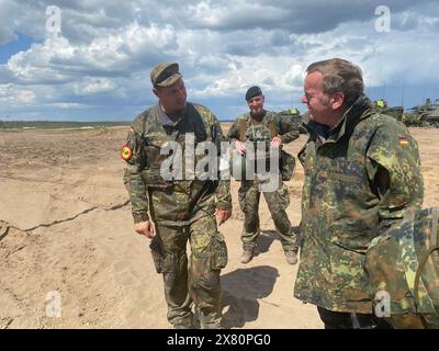 Pabrade, Litauen. Mai 2024. Bundesverteidigungsminister Boris Pistorius (SPD) spricht mit deutschen Soldaten auf dem Militärübungsplatz. Quelle: Alexander Welscher/dpa/Alamy Live News Stockfoto