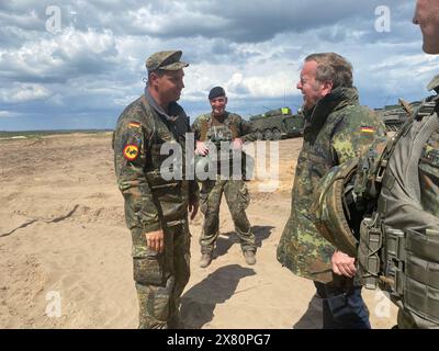 Pabrade, Litauen. Mai 2024. Bundesverteidigungsminister Boris Pistorius (SPD) spricht mit deutschen Soldaten auf dem Militärübungsplatz. Quelle: Alexander Welscher/dpa/Alamy Live News Stockfoto