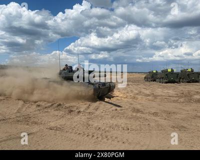 Pabrade, Litauen. Mai 2024. Der Bundesverteidigungsminister Boris Pistorius (SPD) trifft mit einem Leopard-2-Panzer auf dem Militärübungsplatz ein. Quelle: Alexander Welscher/dpa/Alamy Live News Stockfoto