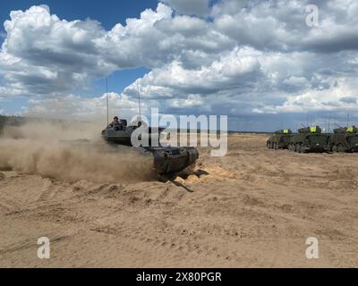 Pabrade, Litauen. Mai 2024. Der Bundesverteidigungsminister Boris Pistorius (SPD) trifft mit einem Leopard-2-Panzer auf dem Militärübungsplatz ein. Quelle: Alexander Welscher/dpa/Alamy Live News Stockfoto