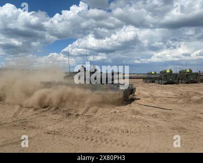 Pabrade, Litauen. Mai 2024. Bundesverteidigungsminister Boris Pistorius (SPD) fährt mit einem Leopard-2-Panzer in das militärische Übungsgebiet. Quelle: Alexander Welscher/dpa/Alamy Live News Stockfoto