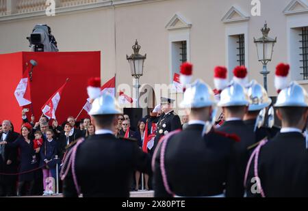 Monaco, Monaco - 11.19.2022: Prinz von Monaco Albert II. Begrüßt die Militärparade zu Ehren des Nationalfeiertags von Monaco Stockfoto