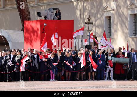 Bewohner von Monaco am Nationalfeiertag mit den Fahnen des Fürstentums Stockfoto