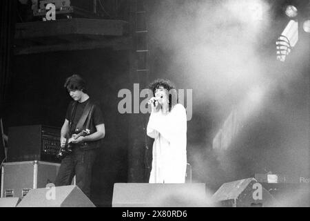 DEACON BLUE, PYRAMID STAGE, GLASTONBURY 1990: Lorraine McIntosh und Originalgitarrist Graeme Kelling (1957–2004) von Deacon Blue on the Pyramid Main Stage beim Glastonbury Festival, Pilton Farm, Somerset, England, Juni 1990. 1990 feierte das Festival sein 20-jähriges Bestehen. Foto: ROB WATKINS. INFO: Deacon Blue ist eine schottische Pop-Rock-Band, die 1985 gegründet wurde und für ihre gefühlvollen Melodien und introspektiven Texte bekannt ist. Sie erlangten große Popularität mit Hits wie „würde“ und „Real Gone Kid“ und wurden in den späten 1980er und 1990er Jahren zu einem bedeutenden Akt Stockfoto