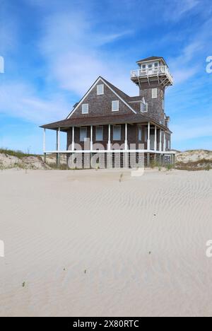 Historische Oregon Inlet lebensrettende Station auf Pea Island bei Rodanthe, an den äußeren Ufern von North Carolina vertikal Stockfoto