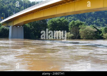 Hochwasser unter einer Brücke im Moseltal, Mai 2024 Stockfoto