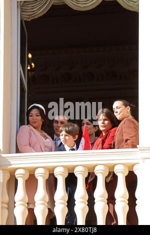 Monaco, Monaco - 11.19.2022 : die fürstliche Familie Grimaldi einschließlich Prinzessin Stephanie begrüßt die Bewohner des Fürstentums aus dem Fenster des Fürstentums Stockfoto