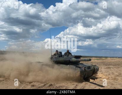 Pabrade, Litauen. Mai 2024. Der Bundesverteidigungsminister Boris Pistorius (SPD) trifft mit einem Leopard-2-Panzer auf dem Militärübungsplatz ein. Quelle: Alexander Welscher/dpa/Alamy Live News Stockfoto