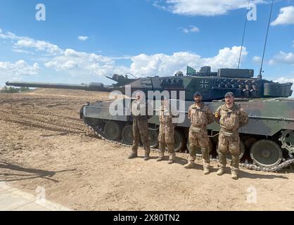 Pabrade, Litauen. Mai 2024. Deutsche Soldaten stehen vor einem Leopard-2-Panzer. Auf der Militärbasis nehmen deutsche Soldaten an der NATO-Verteidigungsübung "standhafter Verteidiger" Teil - dem größten NATO-Manöver seit dem Ende des Kalten Krieges vor rund 35 Jahren. Quelle: Alexander Welscher/dpa/Alamy Live News Stockfoto