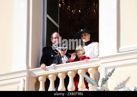 Monaco, Monaco - 11.19.2022: Prinz Albert II. Von Monaco, Prinzessin Charlene und ihre beiden Kinder begrüßen die Einwohner des Fürstentums aus dem Fürstentum Stockfoto