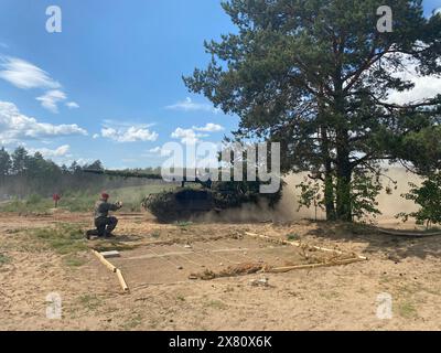 Pabrade, Litauen. Mai 2024. Ein deutscher Soldat fotografiert eine vorbeifahrende selbstfahrende Haubitze. Auf der Militärbasis Pabrade nehmen deutsche Soldaten an der NATO-Verteidigungsübung "standhafter Verteidiger" Teil - dem größten NATO-Manöver seit dem Ende des Kalten Krieges vor rund 35 Jahren. Quelle: Alexander Welscher/dpa/Alamy Live News Stockfoto