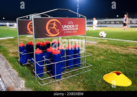 Larnaka, Zypern, 21. Mai 2024. Trinkflaschen stehen vor dem U17-Spiel der europäischen Gruppe D zwischen Frankreich und England. Quelle: TeeGeePix/Alamy Live News Stockfoto