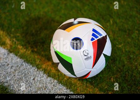 Larnaka, Zypern, 21. Mai 2024. Ein offizieller Spielball auf dem Spielfeld vor dem U17-Spiel der Gruppe D zwischen Frankreich und England. Quelle: TeeGeePix/Alamy Live News Stockfoto