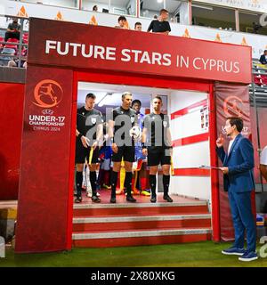 Larnaka, Zypern, 21. Mai 2024. Die Spieloffiziere führen beide Teams aus dem Tunnel vor dem Spiel der Gruppe D zwischen England und Frankreich bei der U17-Europameisterschaft in Zypern. Quelle: TeeGeePix/Alamy Live News Stockfoto