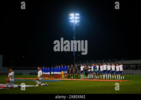 Larnaka, Zypern, 21. Mai 2024. Beide Mannschaften stehen für die Nationalhymnen vor dem U17-Spiel der Gruppe D zwischen Frankreich und England in Zypern an. Quelle: TeeGeePix/Alamy Live News Stockfoto