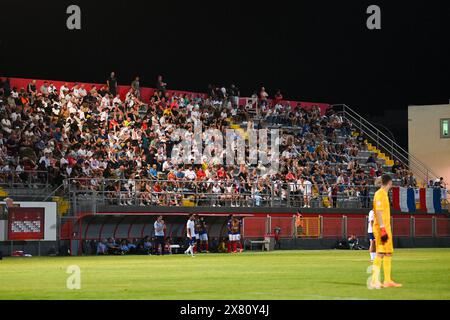 Larnaka, Zypern, 21. Mai 2024. Die Fans sehen zu, wie die englische U17 Football-Mannschaft im ersten Spiel der Europameisterschaft in Zypern ihren Auftakt gegen Frankreich gewinnt. Quelle: TeeGeePix/Alamy Live News Stockfoto