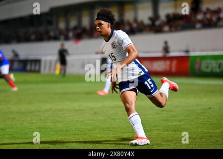 Larnaka, Zypern, 21. Mai 2024. Luca Fletcher, die Nummer 15 der England U17, im Einsatz beim Auftakt der Gruppe D gegen Frankreich bei der Europameisterschaft in Zypern. Quelle: TeeGeePix/Alamy Live News Stockfoto