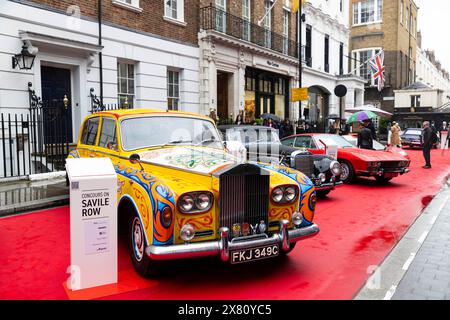 NUR Eine Nachbildung von John Lennons Rolls-Royce Phantom V aus dem Jahr 1965 findet beim dritten jährlichen Concours on Savile Row in London statt. Bilddatum: Mittwoch, 22. Mai 2024. Da die Straße mit rotem Teppich bedeckt und für den Verkehr gesperrt ist, zeigt die zweitägige Veranstaltung britischen Stil und die Handwerkskunst der Schneidereien von Savile Row sowie seltene Autos und Live-Gespräche. Das Foto sollte lauten: David Parry/PA Media Assignments Stockfoto