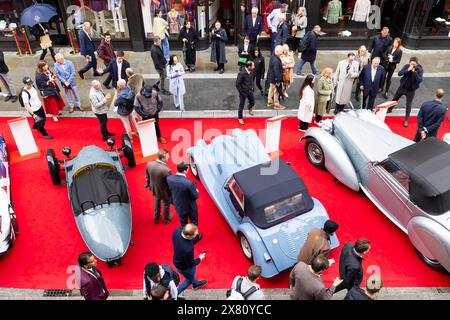 NUR der dritte jährliche Concours on Savile Row findet in London statt. Bilddatum: Mittwoch, 22. Mai 2024. Da die Straße mit rotem Teppich bedeckt und für den Verkehr gesperrt ist, zeigt die zweitägige Veranstaltung britischen Stil und die Handwerkskunst der Schneidereien von Savile Row sowie seltene Autos und Live-Gespräche. Das Foto sollte lauten: David Parry/PA Media Assignments Stockfoto