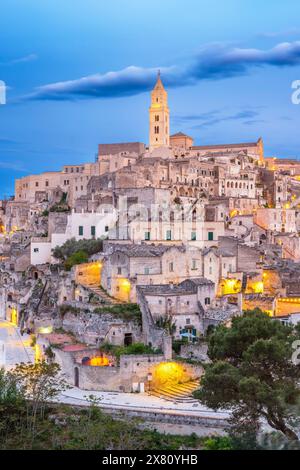 Sonnenuntergang/Blaue Stunde über der alten Sassi von Matera, der Altstadt aus den Felsen Matera Matera Bezirk Basilicata Süditalien, Europa Stockfoto