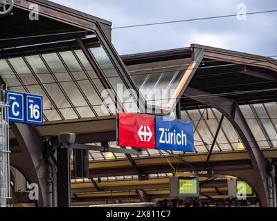 Zürich, Schweiz - 16. Mai 2024: Ein moderner Bahnsteig in Zürich mit Zürcher Schild, SBB-Logo, Glas- und Metallkonstruktionen Stockfoto