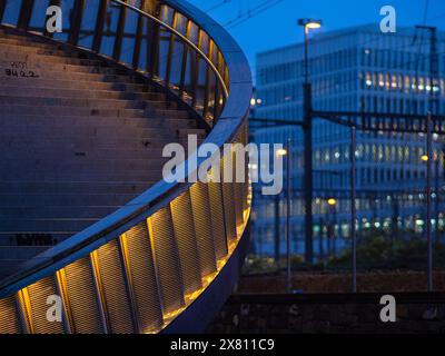 Zürich, Schweiz - 16. Mai 2024: Eine ruhige urbane Abendszene mit moderner Architektur, beleuchteten Treppen, Bürogebäude, Stockfoto