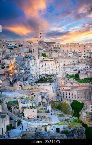 Sonnenuntergang/Blaue Stunde über der alten Sassi von Matera, der Altstadt aus den Felsen gemeißelt UNESCO Matera Matera Viertel Basilicata Süditalien, Europa Stockfoto