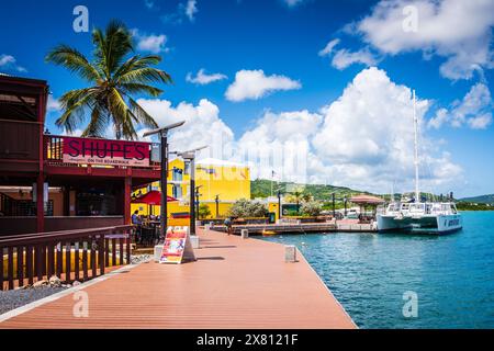 St. Croix, amerikanische Jungferninseln - 8. September 2016: Restaurants und Segelboote entlang der Christiansted Promenade. Stockfoto