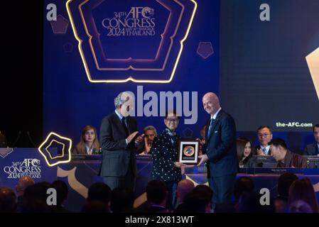 16. Mai 2024, Bangkok, Thailand: Der Präsident des Asiatischen Fußballverbandes (AFC) Shaikh Salman bin Ebrahim Al Khalifa(L) und der FIFA-Präsident Gianni Infantino(R), der den AFC Lifetime Achievement and Distinguished Service Award verliehen hat, wurden an Dr. Veronica Chan Yiu kam(C) aus Hongkong verliehen. China der AFC-Mitgliedsverbände und Regionalverbände beim 34. Kongress der Asiatischen Fußballkonföderation (AFC) im Bangkok Marriott Marquis Queen's Park, am 16. Mai 2024. In Bangkok, Thailand. (Foto: © Teera Noisakran/Pacific Press via ZUMA Press Wire) EDITOR Stockfoto