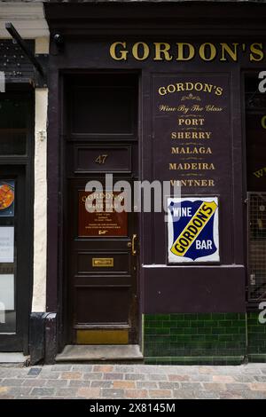 Gordon's Wine Bar, bekannt als die älteste Weinbar Londons, wurde 1890 gegründet und befindet sich in stimmungsvollen unterirdischen Räumen Stockfoto