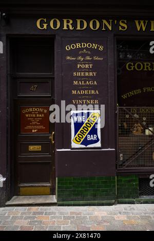 Gordon's Wine Bar, bekannt als die älteste Weinbar Londons, wurde 1890 gegründet und befindet sich in stimmungsvollen unterirdischen Räumen Stockfoto