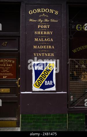 Gordon's Wine Bar, bekannt als die älteste Weinbar Londons, wurde 1890 gegründet und befindet sich in stimmungsvollen unterirdischen Räumen Stockfoto