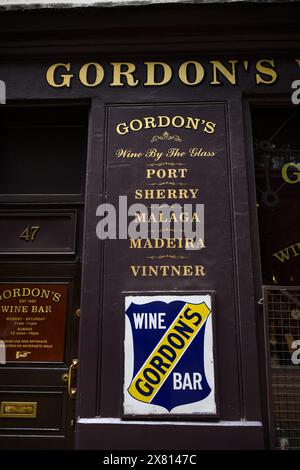 Gordon's Wine Bar, bekannt als die älteste Weinbar Londons, wurde 1890 gegründet und befindet sich in stimmungsvollen unterirdischen Räumen Stockfoto