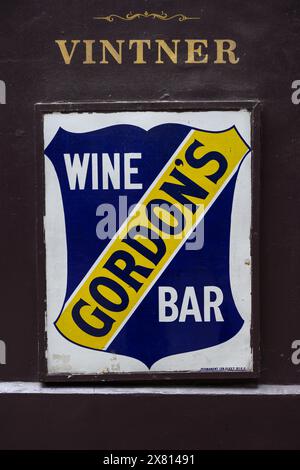 Gordon's Wine Bar, bekannt als die älteste Weinbar Londons, wurde 1890 gegründet und befindet sich in stimmungsvollen unterirdischen Räumen Stockfoto